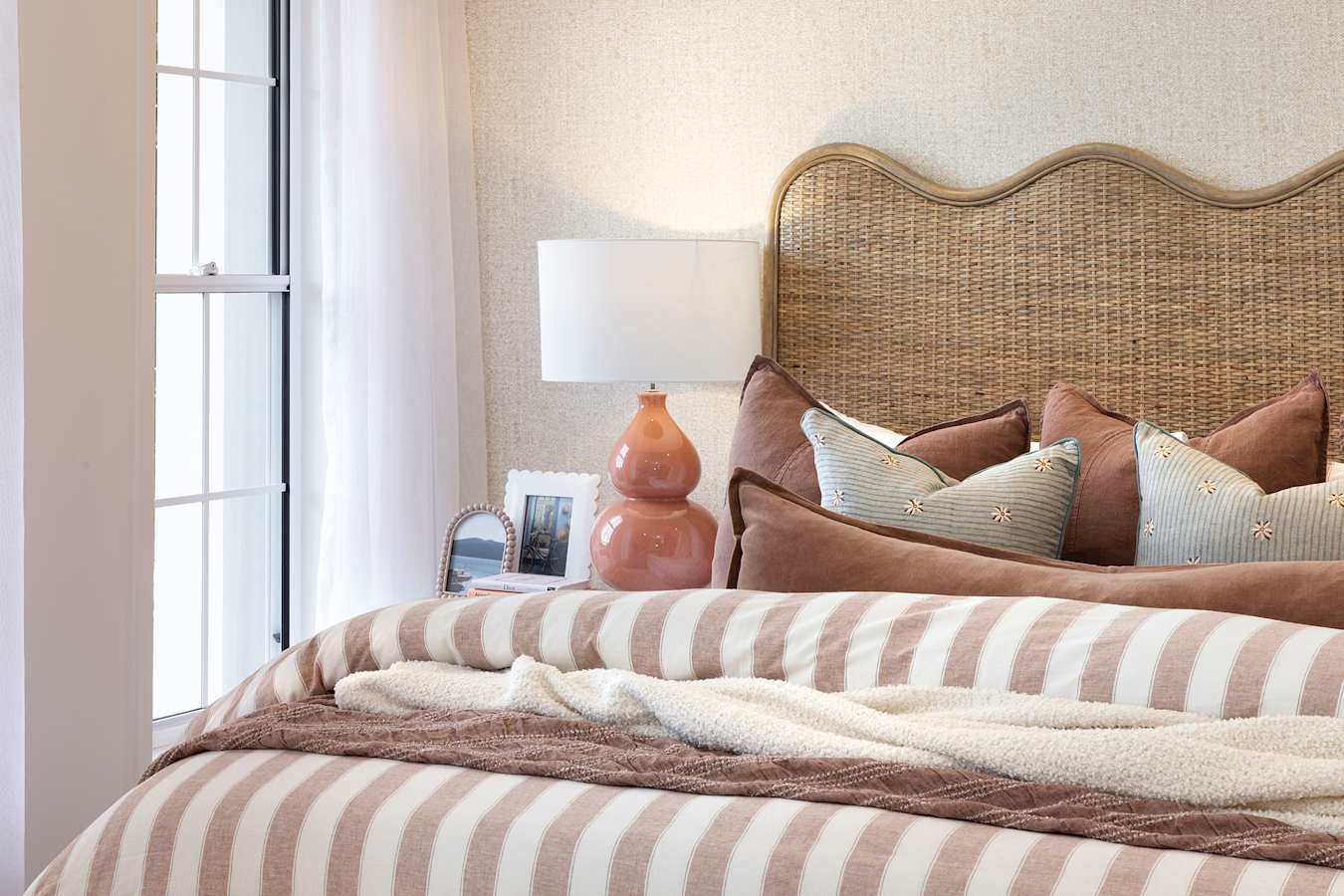 image upload c_limit,f_auto,h_900 v1774417661 home-designs clovelly displays clovelly-23-aura clovelly-23-home-design-aura-display-bedroom