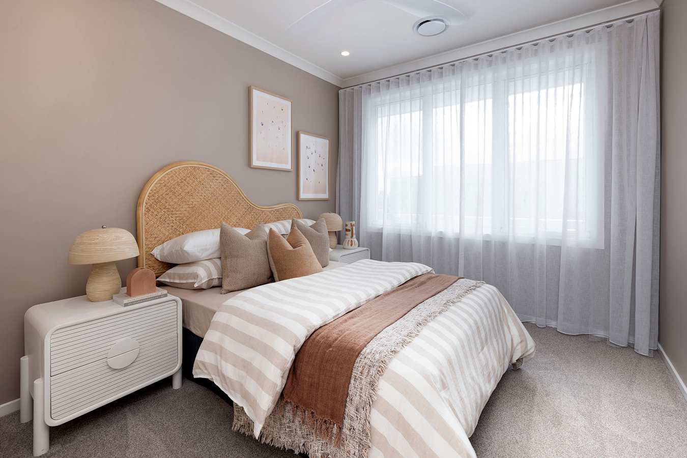 image upload c_limit,f_auto,h_900 v1776063032 home-designs aria displays aria-42-aura Aria-42-home-design-aura-display_bedroom