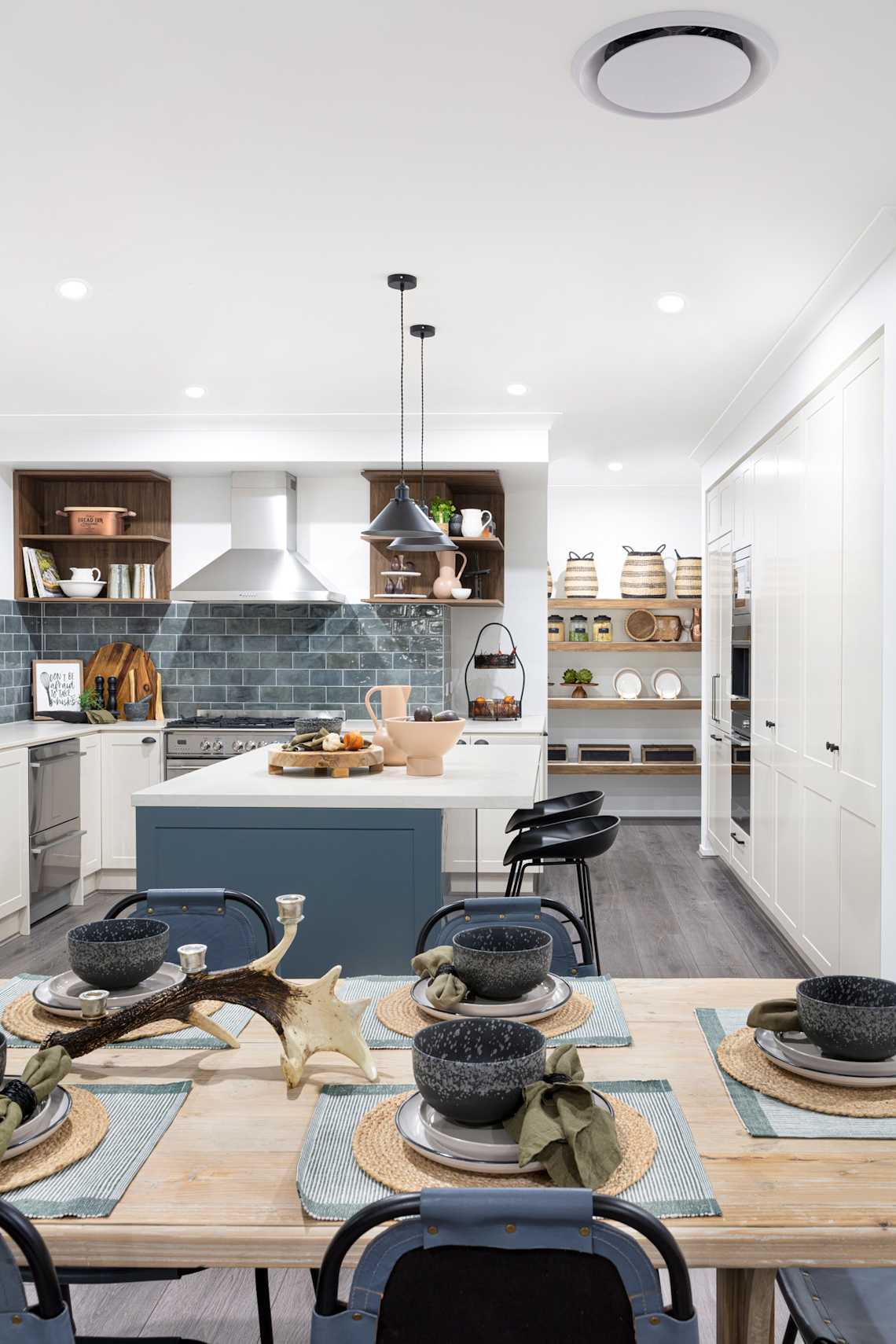 Hunter 37 house design dining kitchen. Ranch home design.