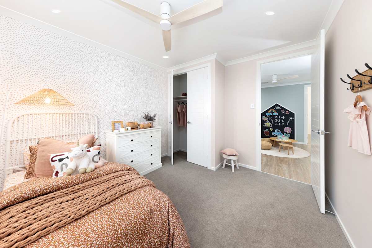 image upload c_limit,f_auto,w_1200 v1740525461 home-designs meridian displays meridian-27-everleigh meridian-27-house-design-bedroom